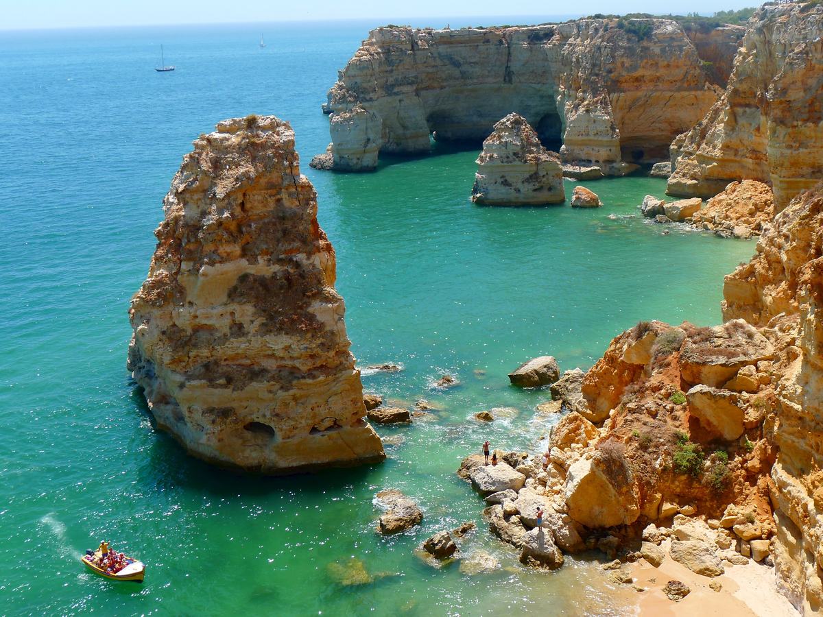 Falésias e águas turquesa na costa do Algarve