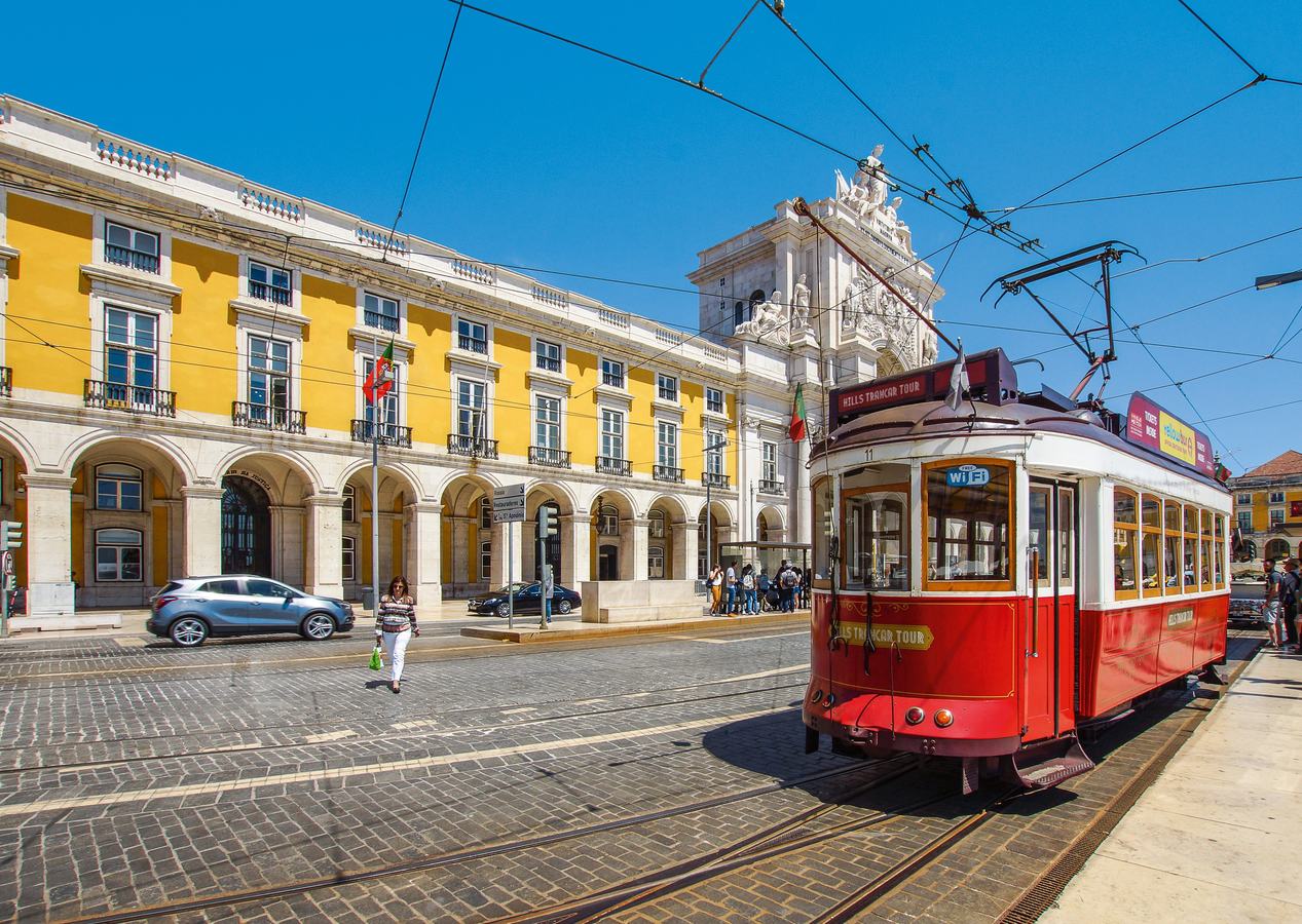 Um elétrico na Praça do Comércio, em Lisboa