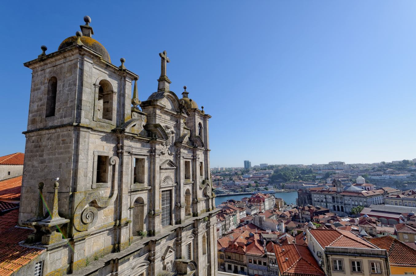 Uma igreja barroca e os telhados do Porto